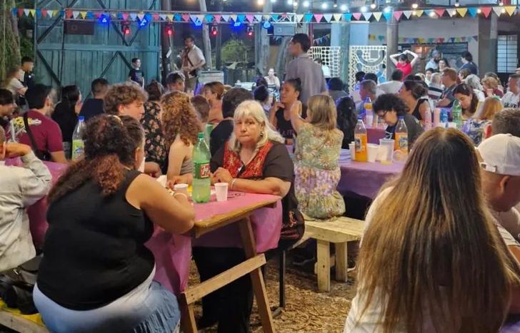 A la venta de locro se le suma una peña folklórica. Un 25 de mayo bien argentino en el Grupo Scout José Murature.