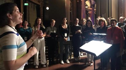 Mariana Rosas es la primera mujer en dirigir el Coro Sinfónico de Londres.