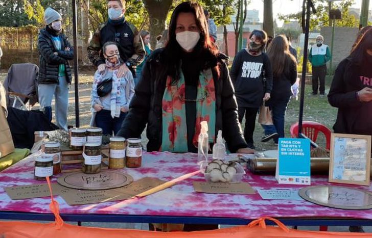 Todos los domingos, Jackeline vende los hongos en una feria.