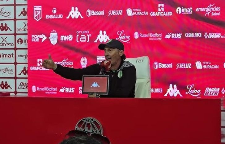 El entrenador de Banfield enojado en la conferencia de prensa.
