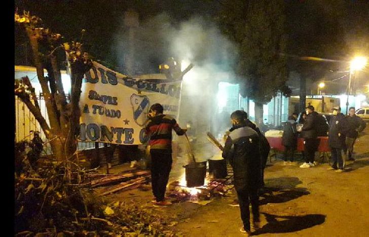 Más de 200 vecinos de El Zaizar recibieron un plato de comida.