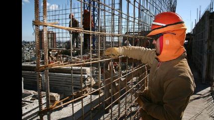 la produccion industrial bajo mas del 5% y la construccion se desplomo 8,5%