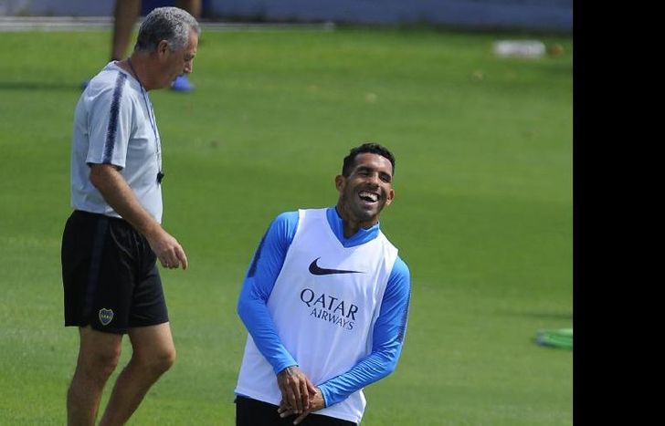 Tevez ingresará en lugar de Zárate.