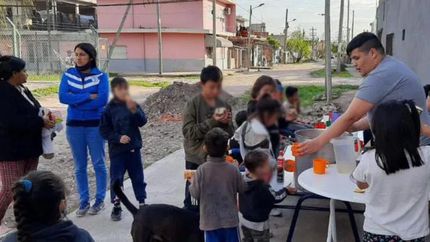 Los jueves, Pequeños Gigantes repartirá viandas con la cena.