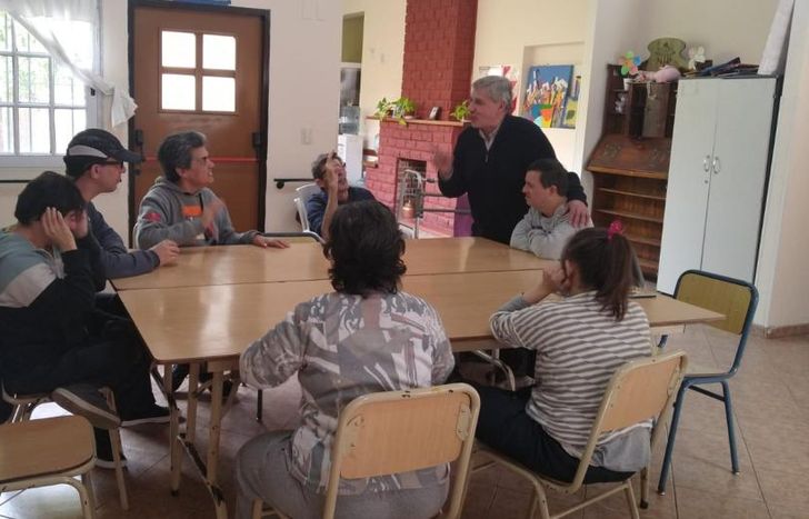 Asisten a la colonia y realizan distintas actividades dentro de la sede.
