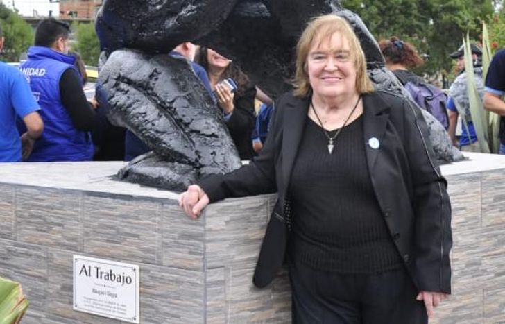 Raquel junto a su escultura, en su querida Lomas.