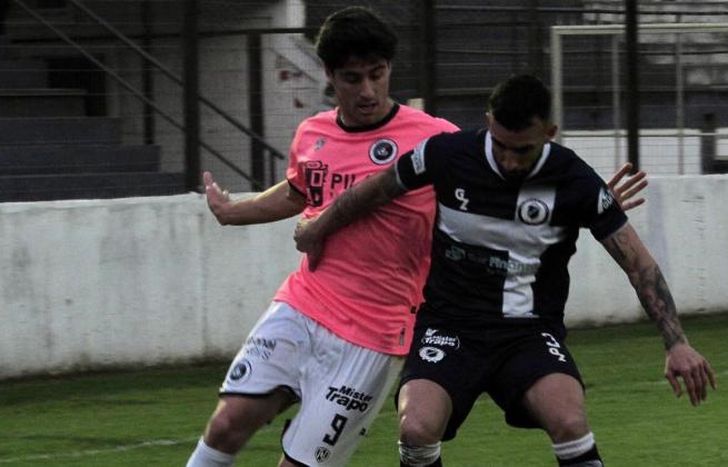 Cordeviola, autor del gol, con la marca de Benaducci.