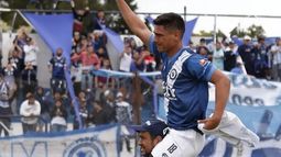 El Chiqui Ledesma llevado en andas por el Ruso Scurnik.