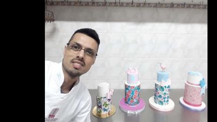 junto a algunas de sus creaciones.