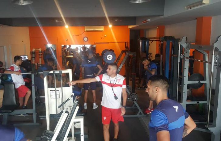 El plantel se divide entre el gimnasio y el campo.