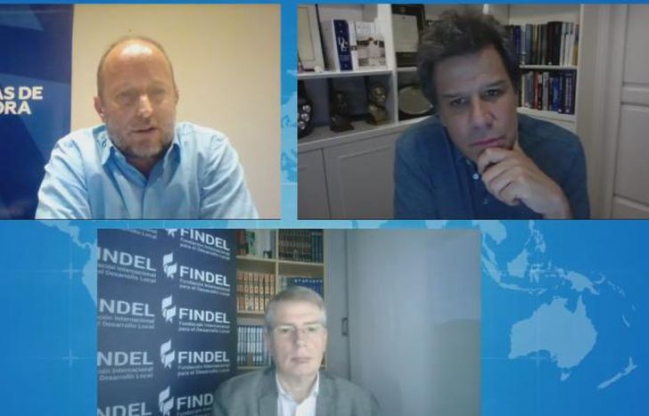 La charla se transmitió por Youtube.