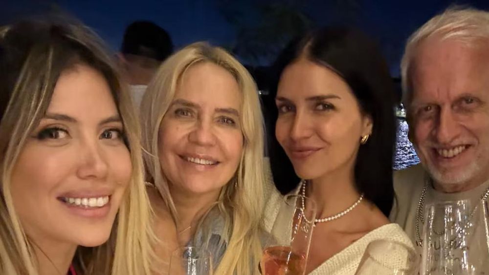 Wanda Nara, con su hermana Zaira y sus padres.