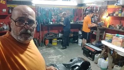 Aparicio trabaja en su taller ubicado en Temperley.