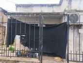 La casa de Banfield donde la mujer fue hallada sin vida.