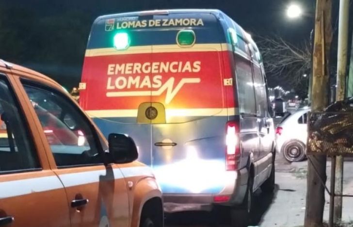 Defensa Civil y Emergencias Lomas trabajando en el lugar.
