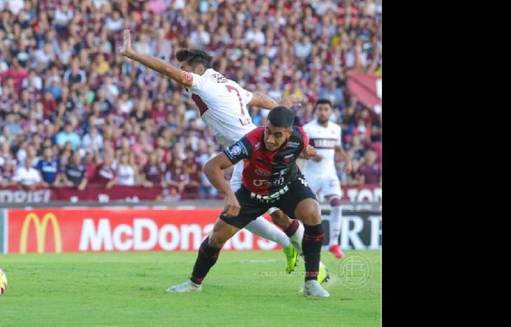 Lautaro Acosta intenta sortear la marca de un adversario.