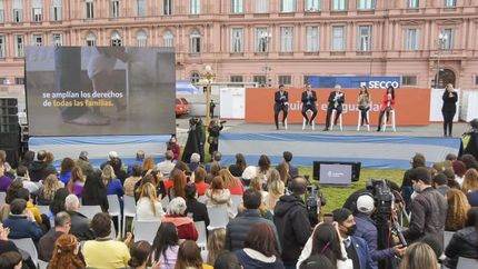La obligación de cuidar a los hijos es del padre y la madre.