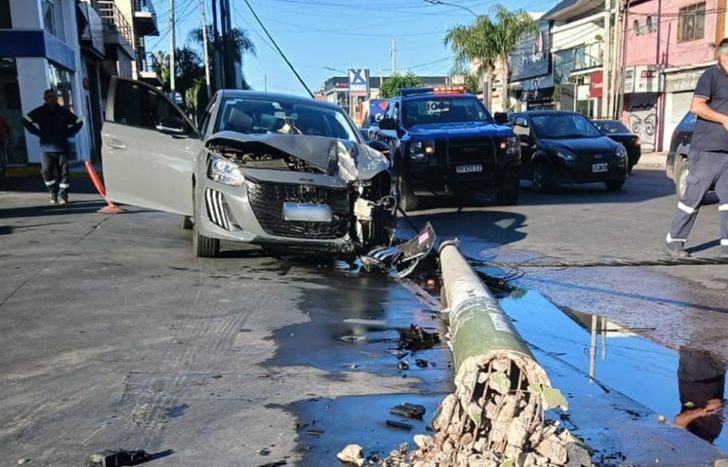 El auto chocado y el poste derribado.