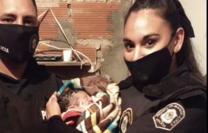 Los oficiales Mariana Otero y Esteban Álvarez.