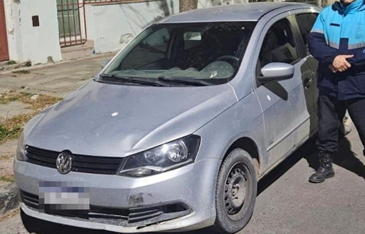 El auto robado en Lomas, recuperado por la Policía.