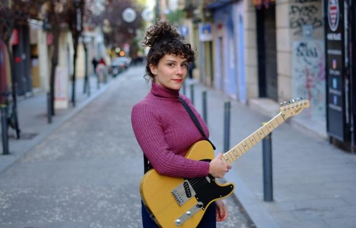 Una muchacha y una guitarra.