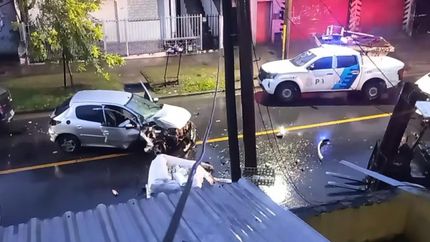 El auto quedó destruido tras el choque. El auto quedó destruido tras el choque.