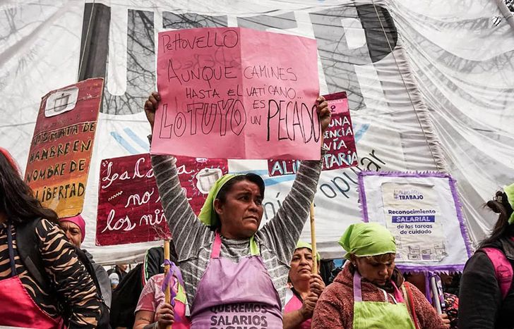 Cortes en todo el país por el ajuste del gobierno de Milei en los salarios sociales.