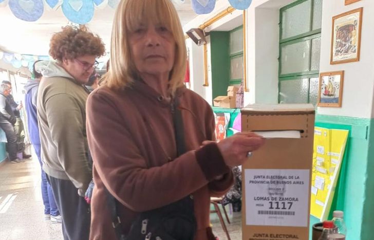 Stella de 69 años tras dejar su voto en la urna.