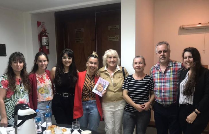 Alicia y la presentación de su libro en Trenque Lauquen. El 23 de noviembre será la oficial en Lomas.