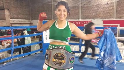 Camila, sonriente con su cinturón.