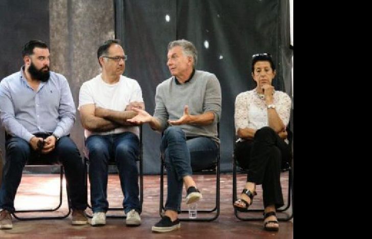 junto a vecinos y partidarios del pro.