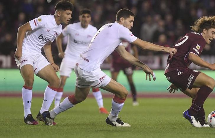 De la Vega protege la pelota entre varias camisetas rivales.