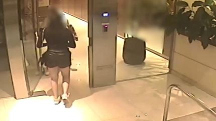 El momento en que la joven llega al departamento de la víctima.