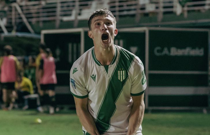 Lautaro Gómez hizo festejar a los hinchas de Banfield.