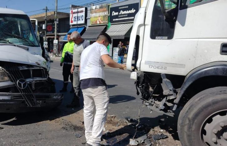 Los vehículos sufrieron importantes daños.