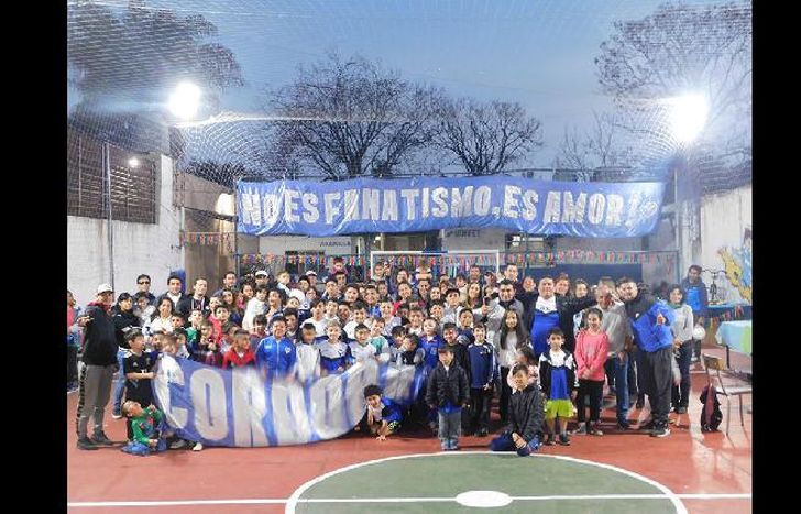 El club recibe a cerca de 70 chicos de barrios humildes del Distrito para practicar fútbol.